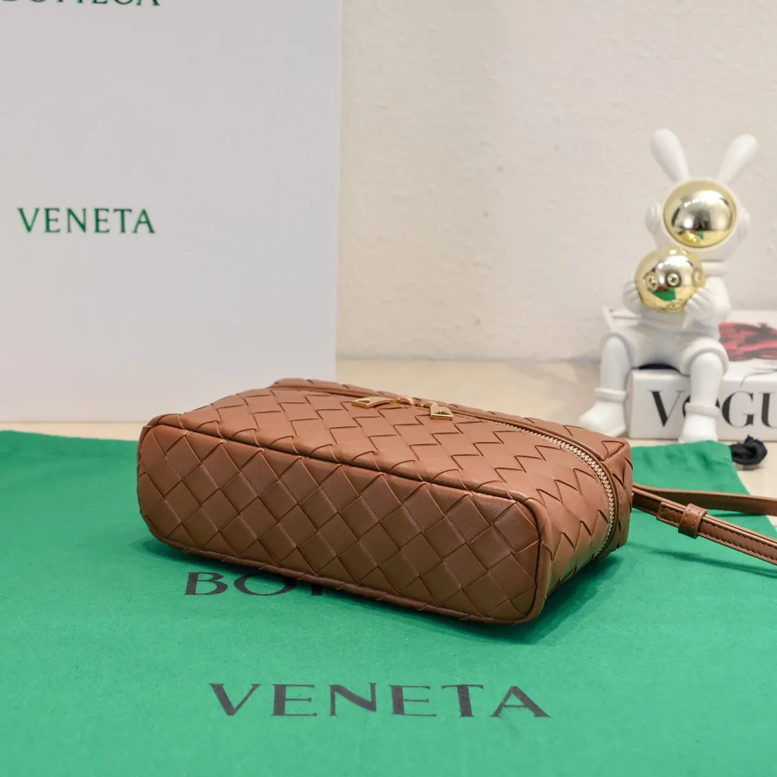 Batch 1360 Bottega Veneta 24 spring and summer woven zipper crossbody bag. A crossbody bag that can be used as a cosmetic bag. The exquisite weaving and compact body are an indispensable accessory for the upcoming summer. The double zipper also better protects the bag. It has a large capacity. If you like it, don’t miss it. Style number: 9109 Size: 22*12.5*5cm